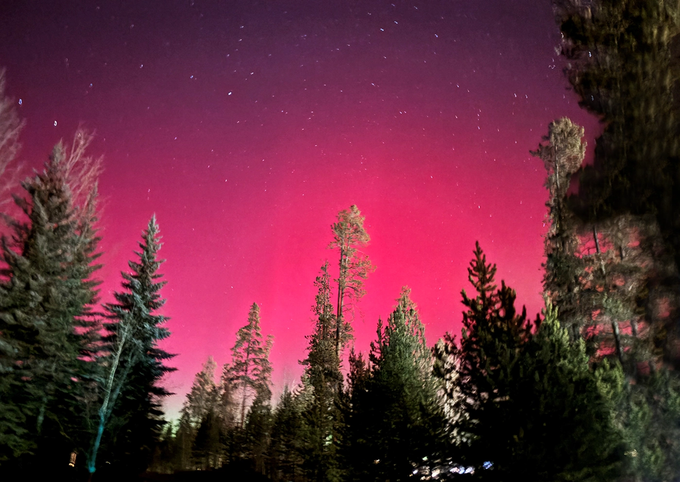 The Northern lights in Frisco, Colorado are in full glory!
