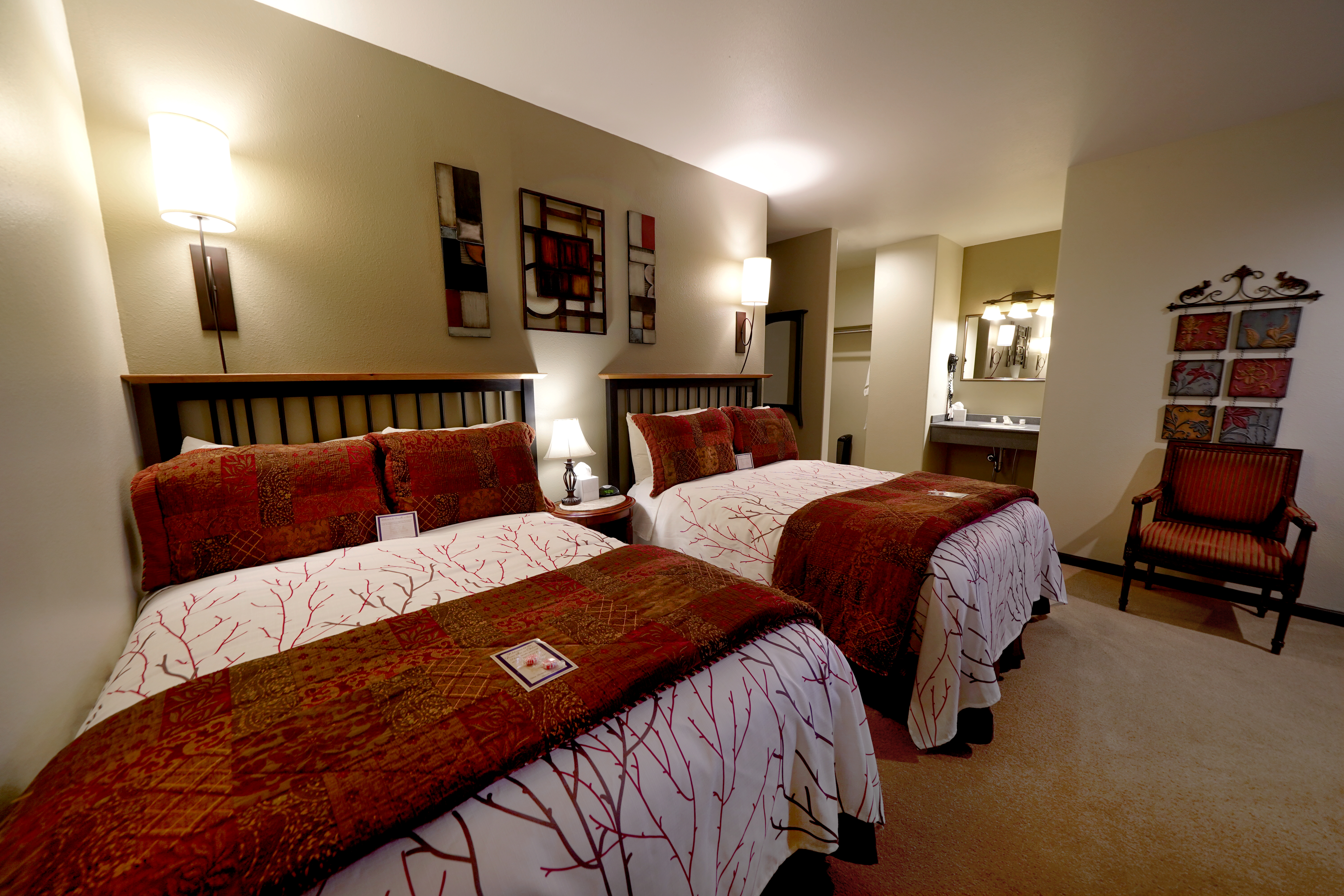 bedroom with private bath at frisco inn on galena