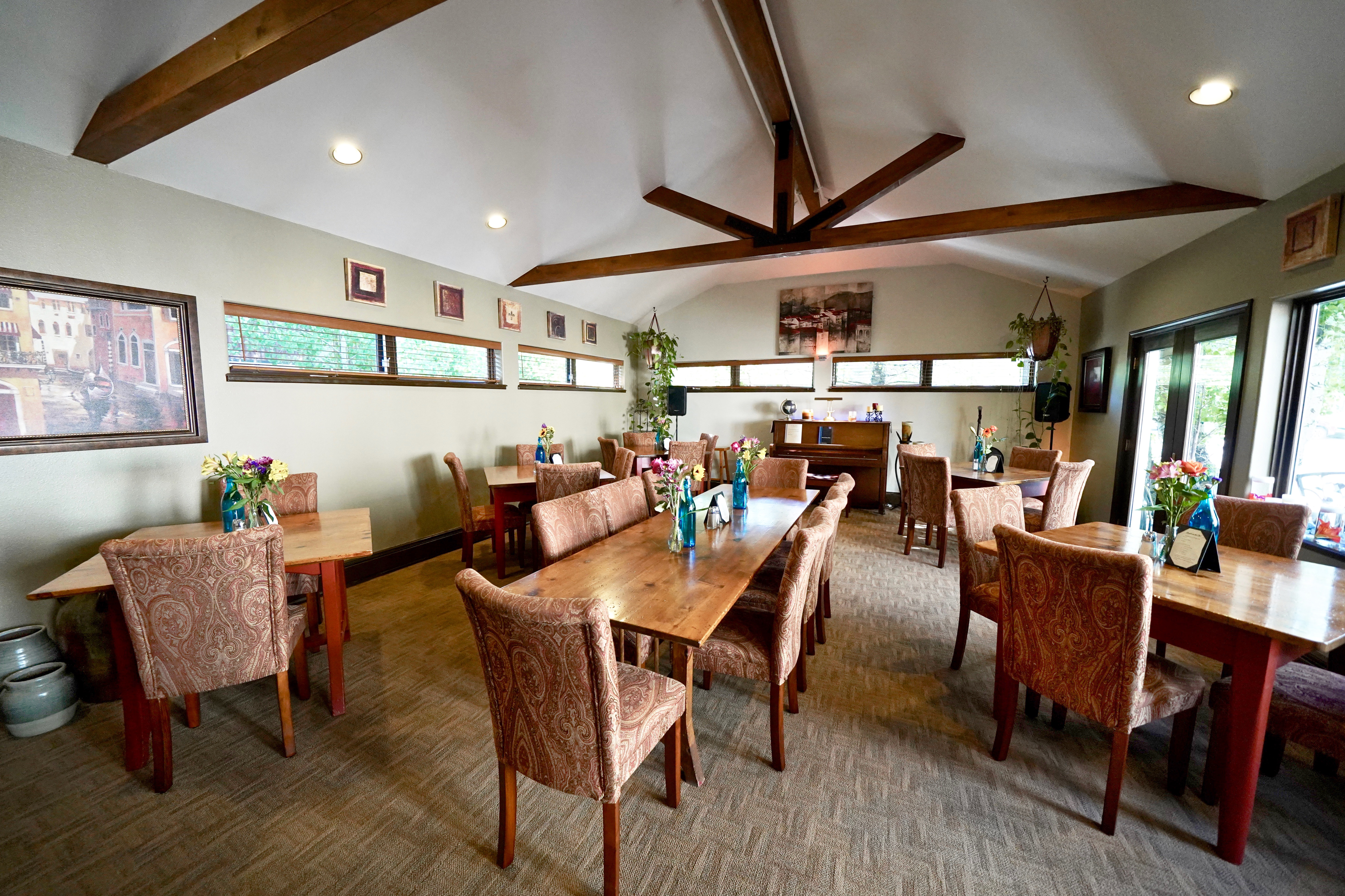 dining area at frisco inn on galena