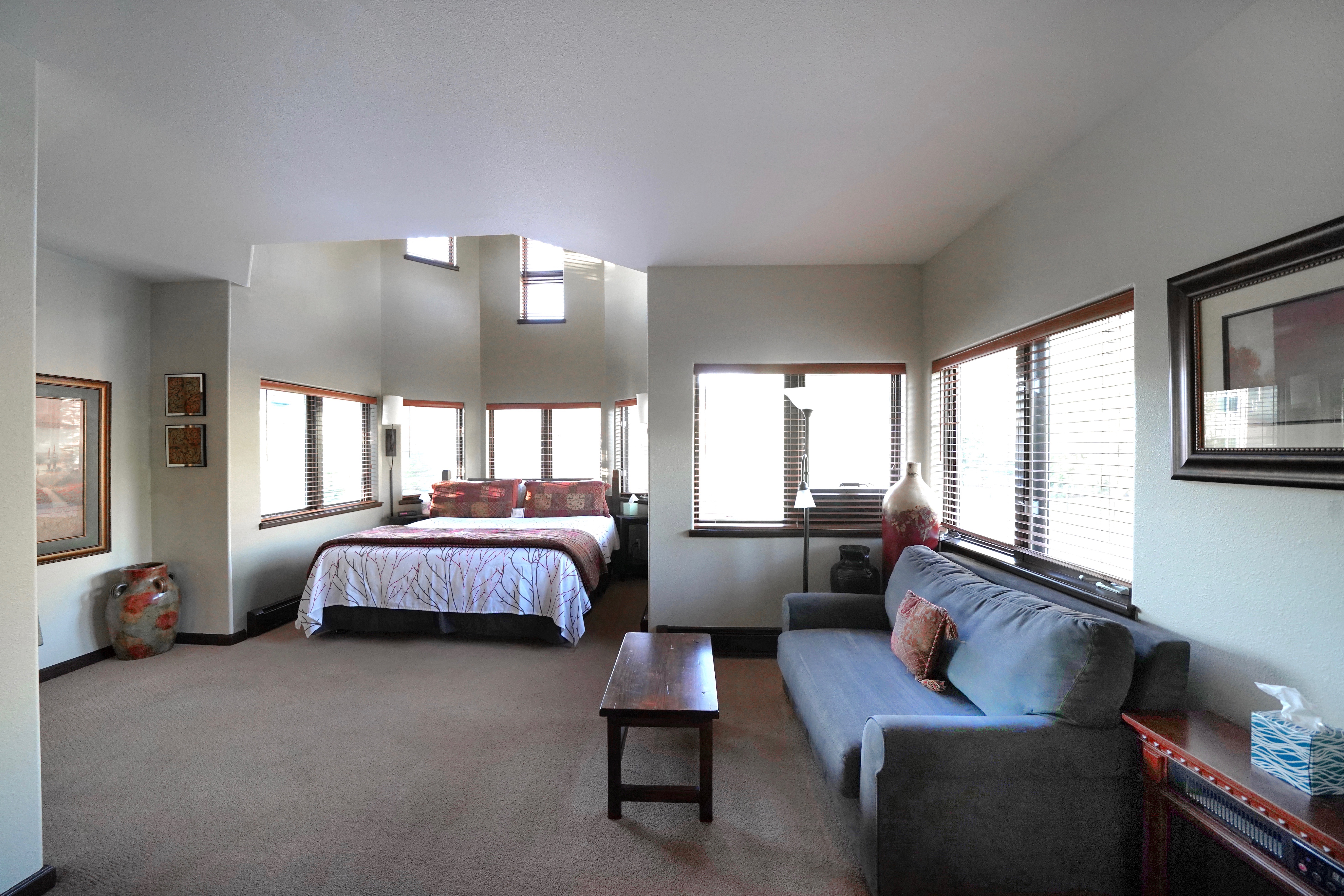 deluxe king hotel room