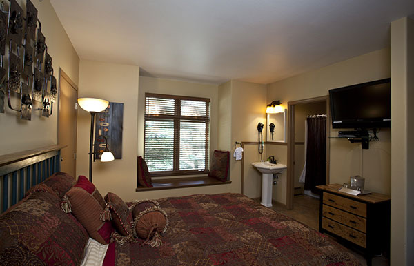 a cozy queen room in hotel Frisco Inn on Galena