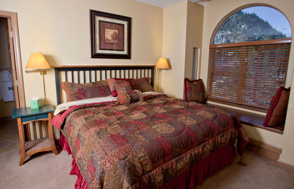 a king-size room hotel in Frisco Inn on Galena